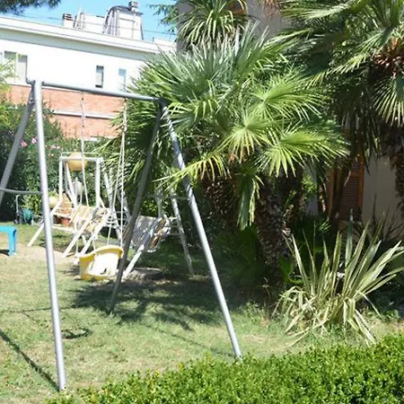 特里雅斯特酒店 酒店 西尼加利亚