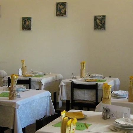 特里雅斯特酒店 3* 西尼加利亚