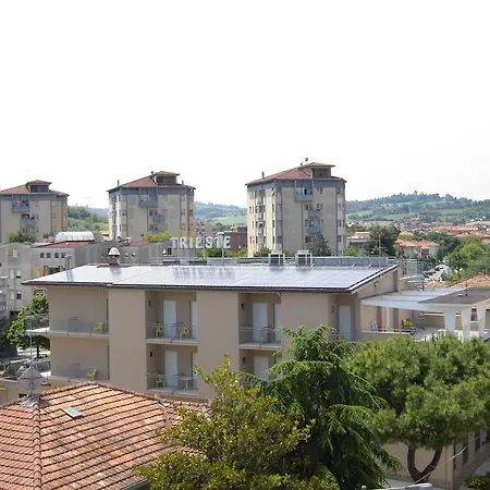 特里雅斯特酒店 3* 西尼加利亚