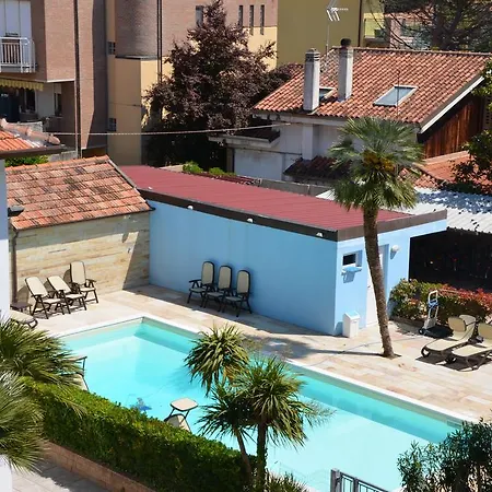 特里雅斯特酒店 西尼加利亚