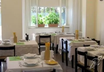 特里雅斯特酒店 3* 西尼加利亚